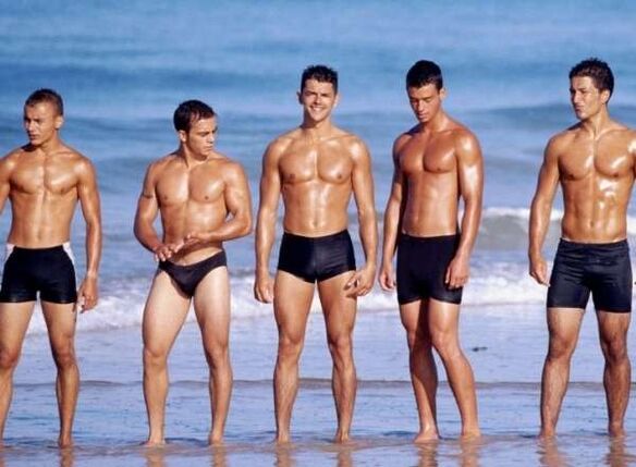 mężczyźni na plaży z powiększonymi kutasami