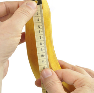 banan mierzy się centymetrową taśmą