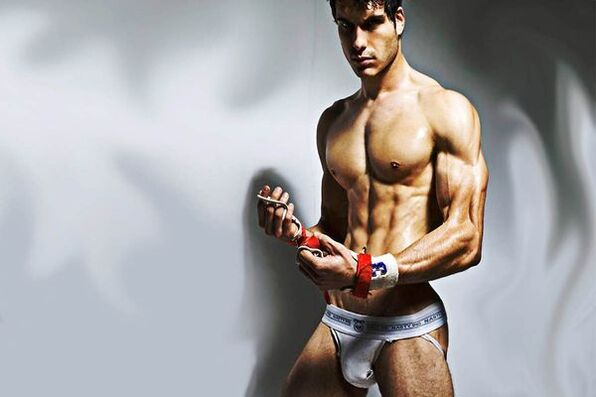 seksowny mężczyzna, który szybko powiększył swojego penisa